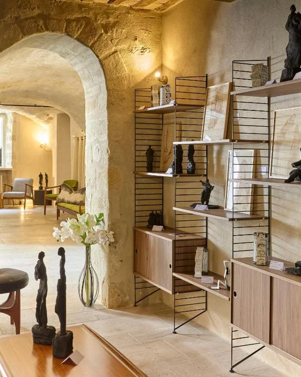 Interieur van Boutique Hôtel Entraigues in Uzès met stenen boog en designobjecten