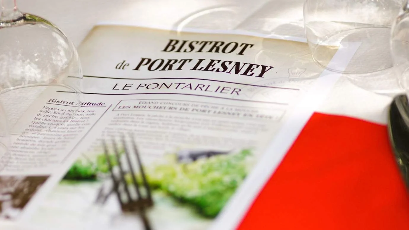 Gedekte tafel met het menu van Bistrot de Port Lesney, het bistro van Château de Germigney