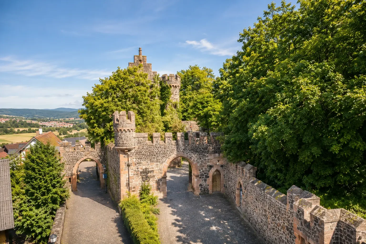 Kasteelingang van Burg Staufenberg met poortgebouwen, torens en uitzicht over het dal