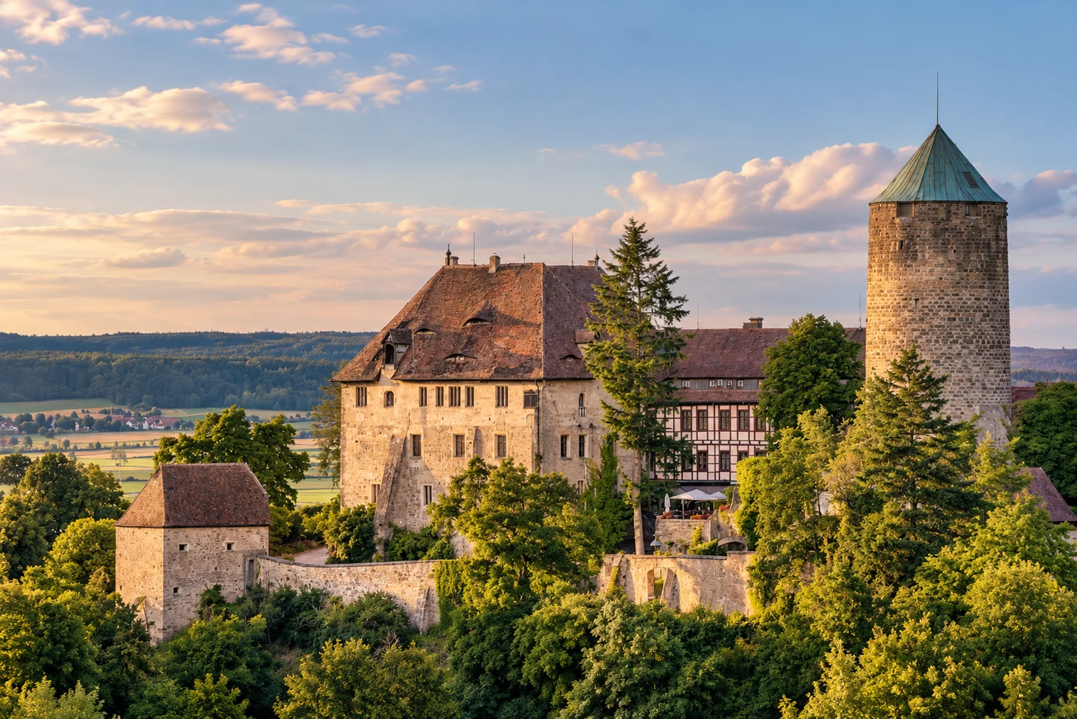 Burg Hotel Colmberg bij zonsondergang, kasteel met toren boven het Frankische landschap