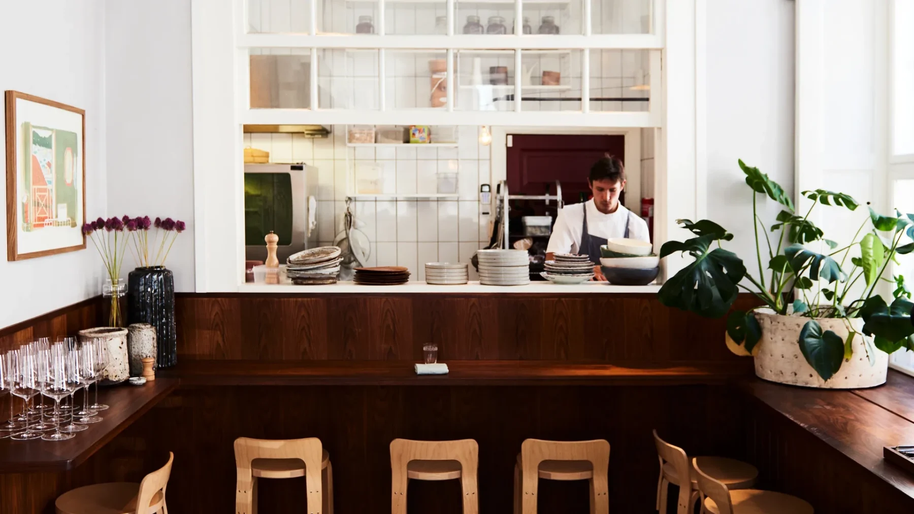 Open keuken met chef achter de houten bar van Admiralgade 26 in Kopenhagen