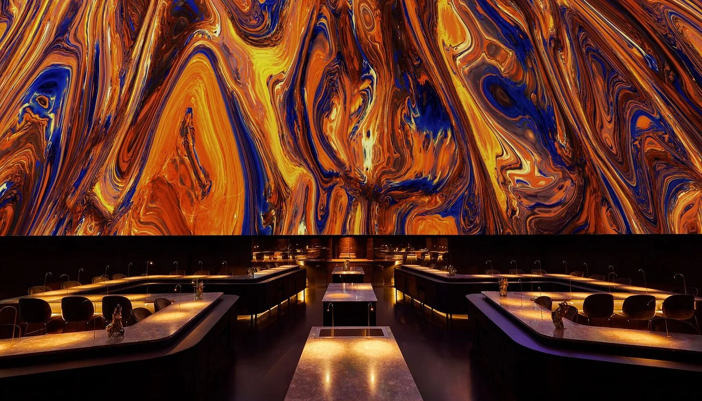 De dome voorstelling van het Alchemist restaurant in Kopenhagen met zwevende tafels en kleurrijke lichtprojectie